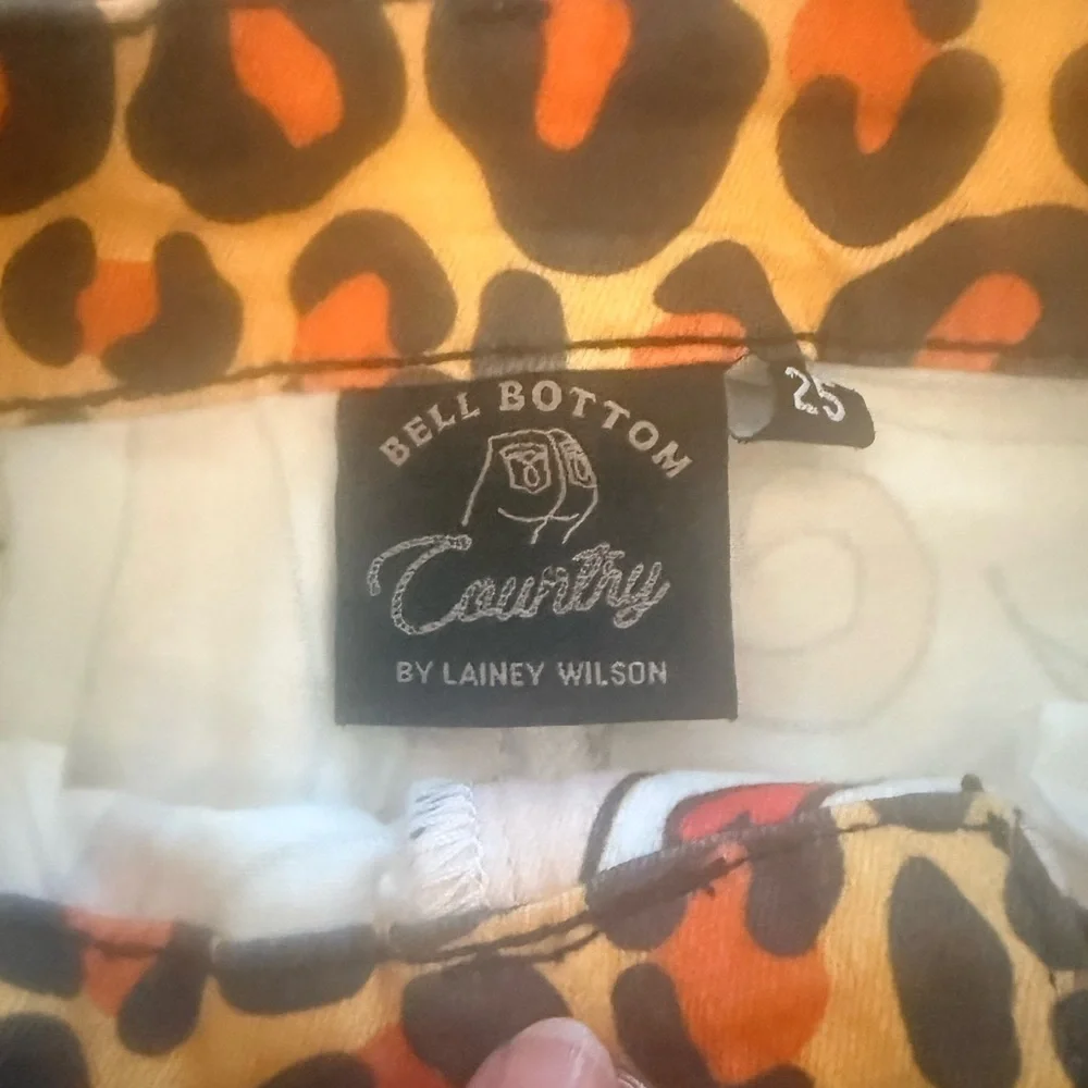 Lainey Wilson Bell Bottom Country Pants Size 25 Heart Like a Truck - Picture 8 of 9